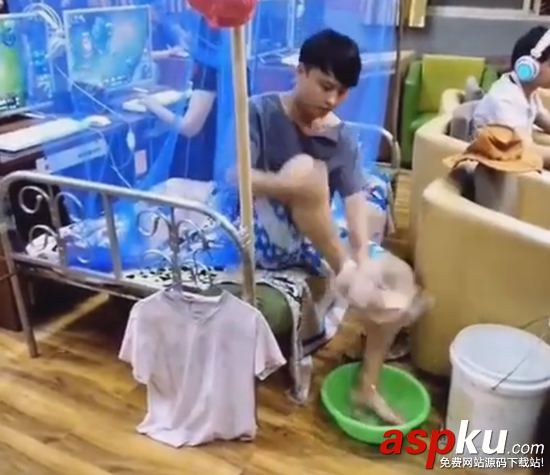 在網吧燒烤,在網吧洗腳,在網吧煎蛋