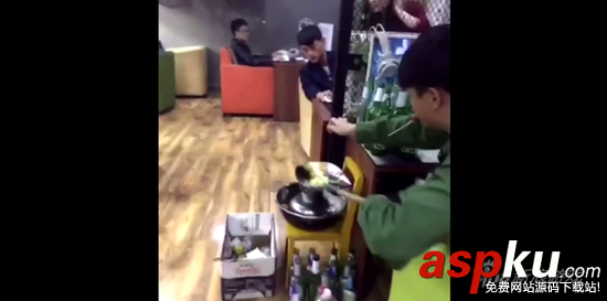 在網吧燒烤,在網吧洗腳,在網吧煎蛋