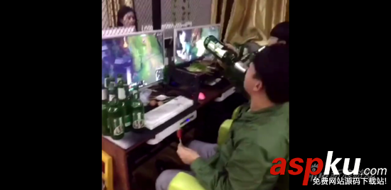 在網吧燒烤,在網吧洗腳,在網吧煎蛋