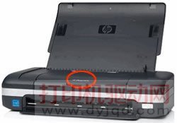 在中上角（正面）查找打印機型號
