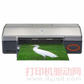 在右下角（正面）查找打印機型號