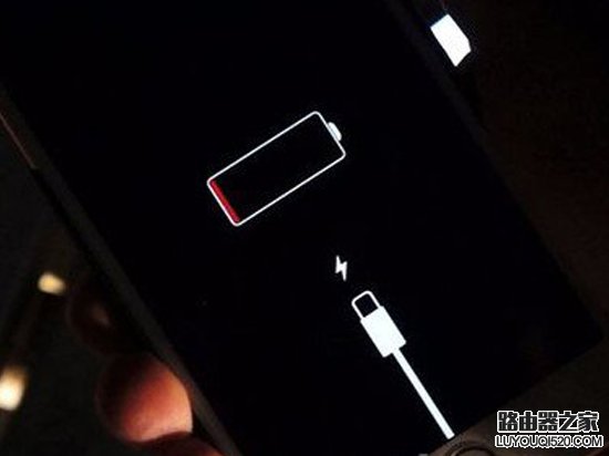 再陷入關機門！iPhone手機電量30%自動關機