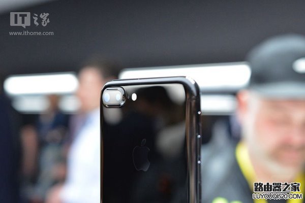 iphone7黑色和亮黑色有什么區別 iphone7亮黑色和黑色對比