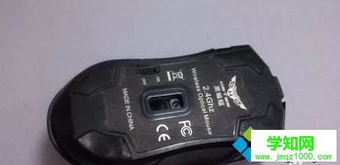 無線鼠標怎么拆開？一招拆開無線鼠標的方法