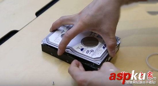 機械硬盤,3.5英寸硬盤,機械硬盤螺絲怎么拆,機械硬盤硬盤拆解