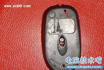 鼠標低蓋上開一個口