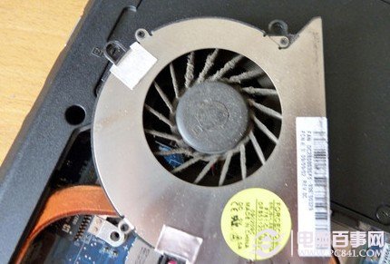 擰下風扇附近的螺絲 取下風扇