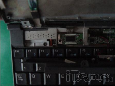維修紀實：筆記本電腦開機白屏花屏維修(2)