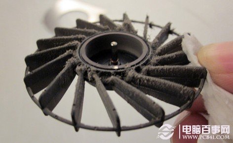 風扇葉片上的灰塵也堆積了不少