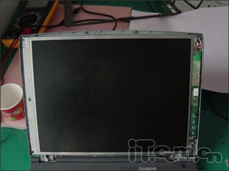 維修紀實：筆記本電腦開機白屏花屏維修