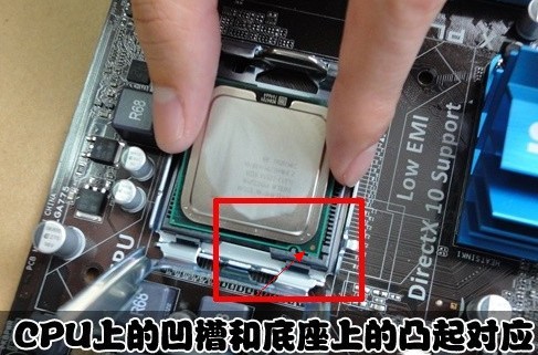 CPU安裝要與主板凹凸對位