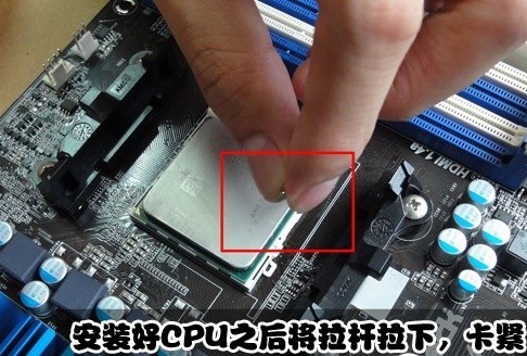處理器安裝到CPU插槽，關上拉桿，卡緊CPU
