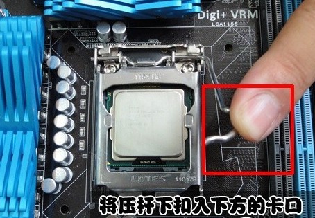 拉桿復位，固定好CPU