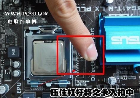 安裝好CPU后，關上保護蓋，觀賞拉桿