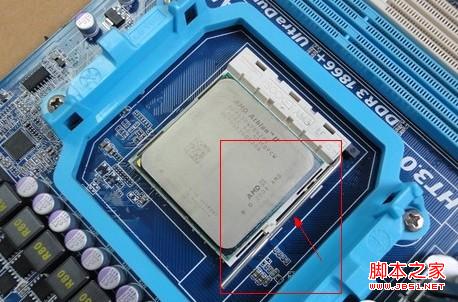 壓桿歸位，下壓壓桿至卡主，這樣處理器會被主板插槽固定