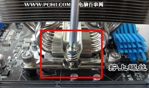 將CPU風扇固定在輔助扣具上