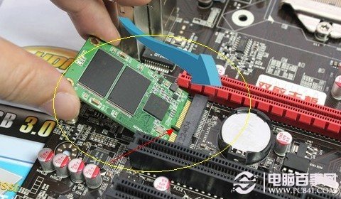 將固態硬盤呈45°角插入mSATA接口