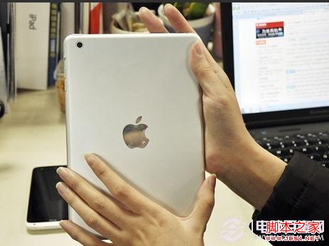 女生單手無法抓住iPad mini