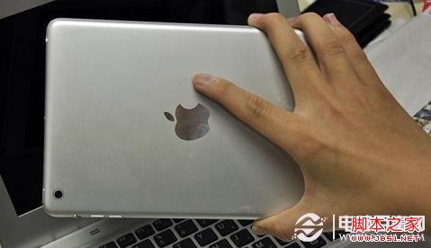 男生單手把握iPad Mini有些難度
