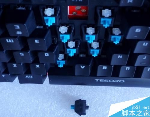 機械鍵盤更換背光LED與機械軸的方法