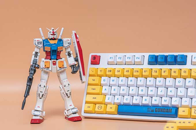 高達，屹立在電腦桌上，IKBC RX-78-2配色機械鍵盤
