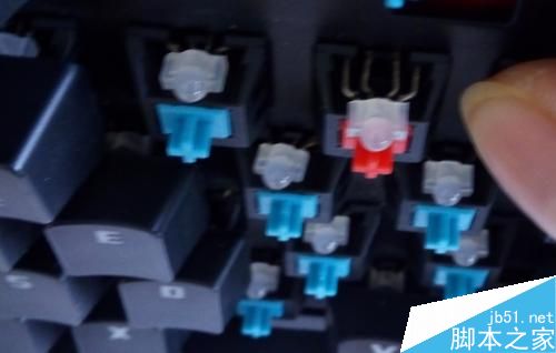 機械鍵盤更換背光LED與機械軸的方法