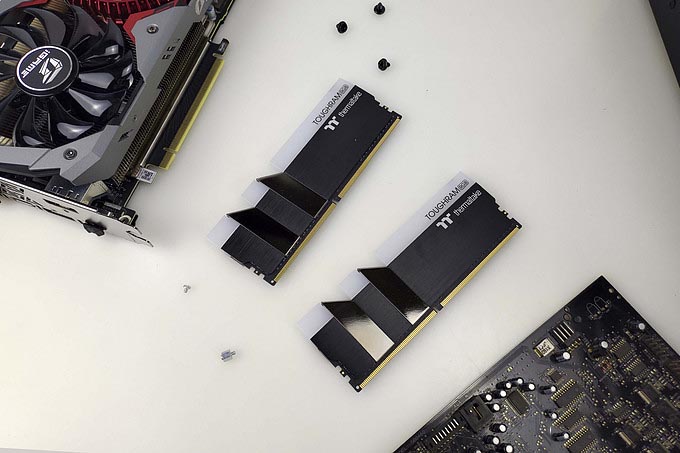 黑蘋果也玩高頻RGB內存條——曜越TT Toughram RGB 3600開箱簡測