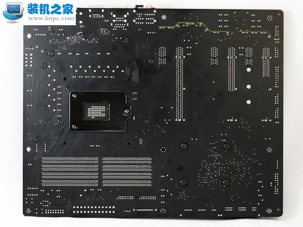 技嘉Z170X-UD5 TH主板背面的8層加厚