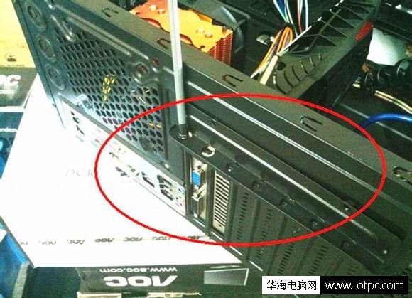 擰上螺絲安裝好顯卡