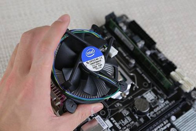 CPU散熱器風扇方向對那個朝向？塔式側吹CPU散熱器風扇安裝方向圖解