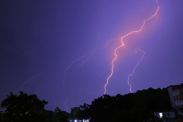 打雷可以玩電腦嗎？打雷對電腦有影響嗎？
