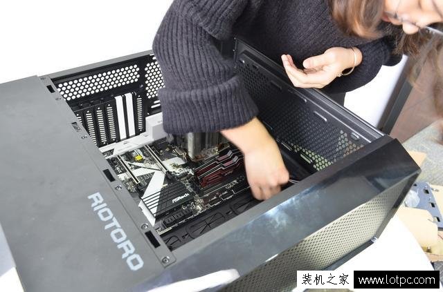 美女教您如何裝機！AMD銳龍Ryzen7-1700X電腦組裝教程