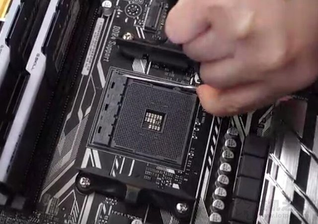 AMD CPU怎么安裝？AMD銳龍處理器與主板安裝圖解教程