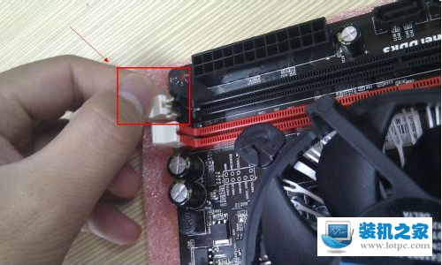 臺式機怎么安裝內存條?