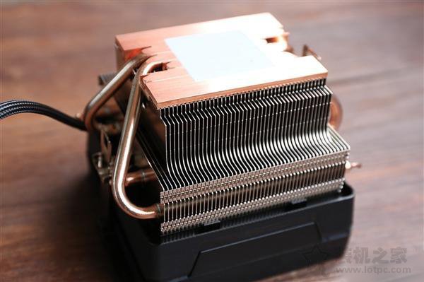 AMD銳龍Ryzen7 2700X盒裝自帶CPU散熱器嗎？自帶散熱器夠用嗎？